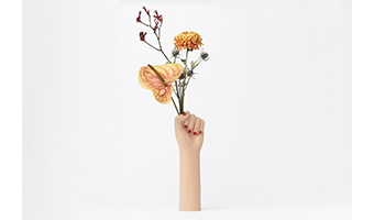 vaso fiori a forma di mano con pugno